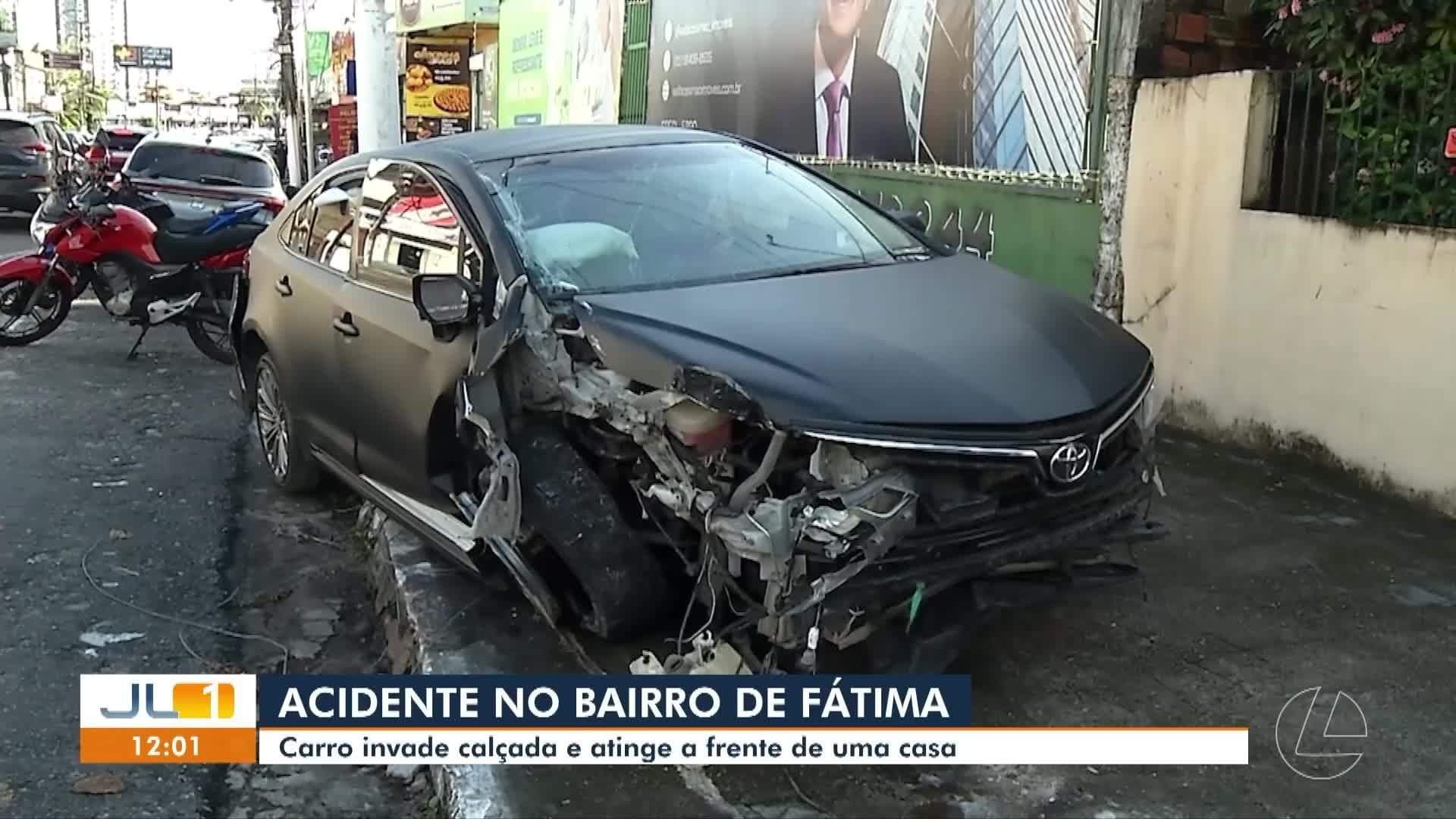Carro passa por rua alagada no bairro do São Brás, em Belém, enquanto moradores observam da calçada.