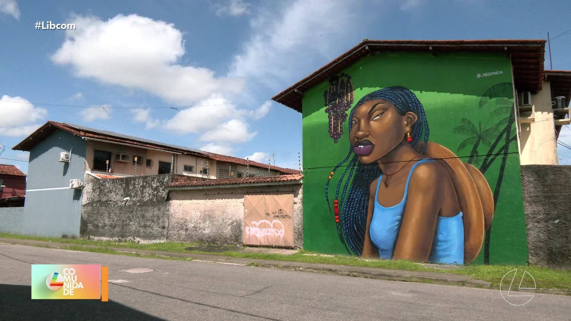 Dona Conceição carrega baldes de água na rampa da Rua 15 de Novembro, no bairro do Guamá.