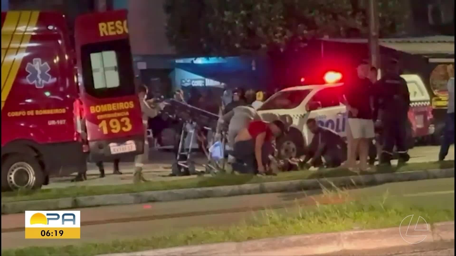 Carros formam fila lenta sob sol intenso em via expressa de Belém durante a manhã de sexta-feira.