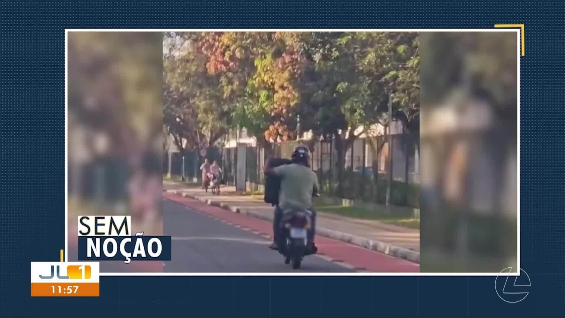 Moradores caminham por rua alagada no bairro da Pedreira, em Belém, após chuva forte.