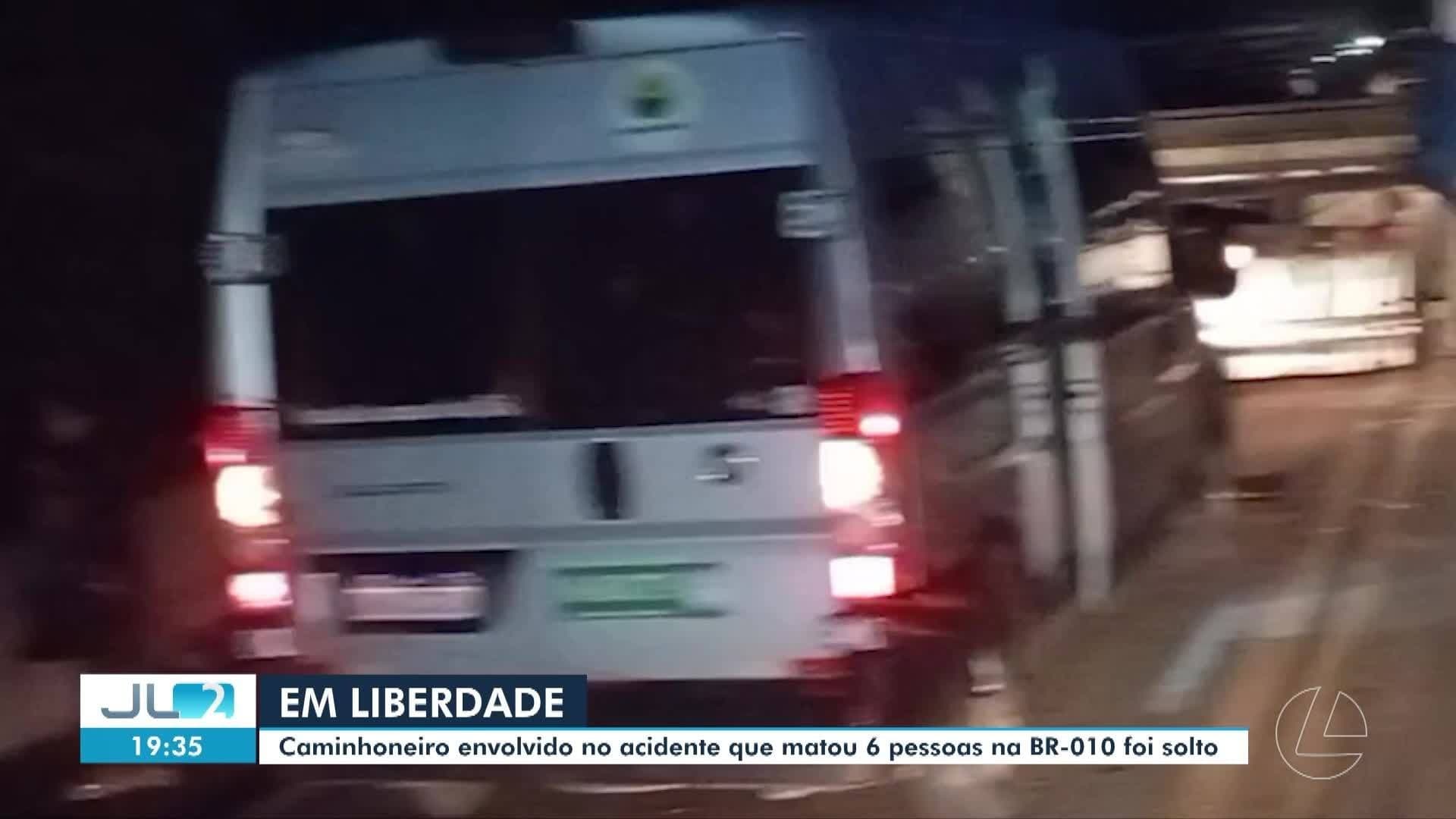 Carros parados em via alagada no bairro do Marco durante chuva em Belém.