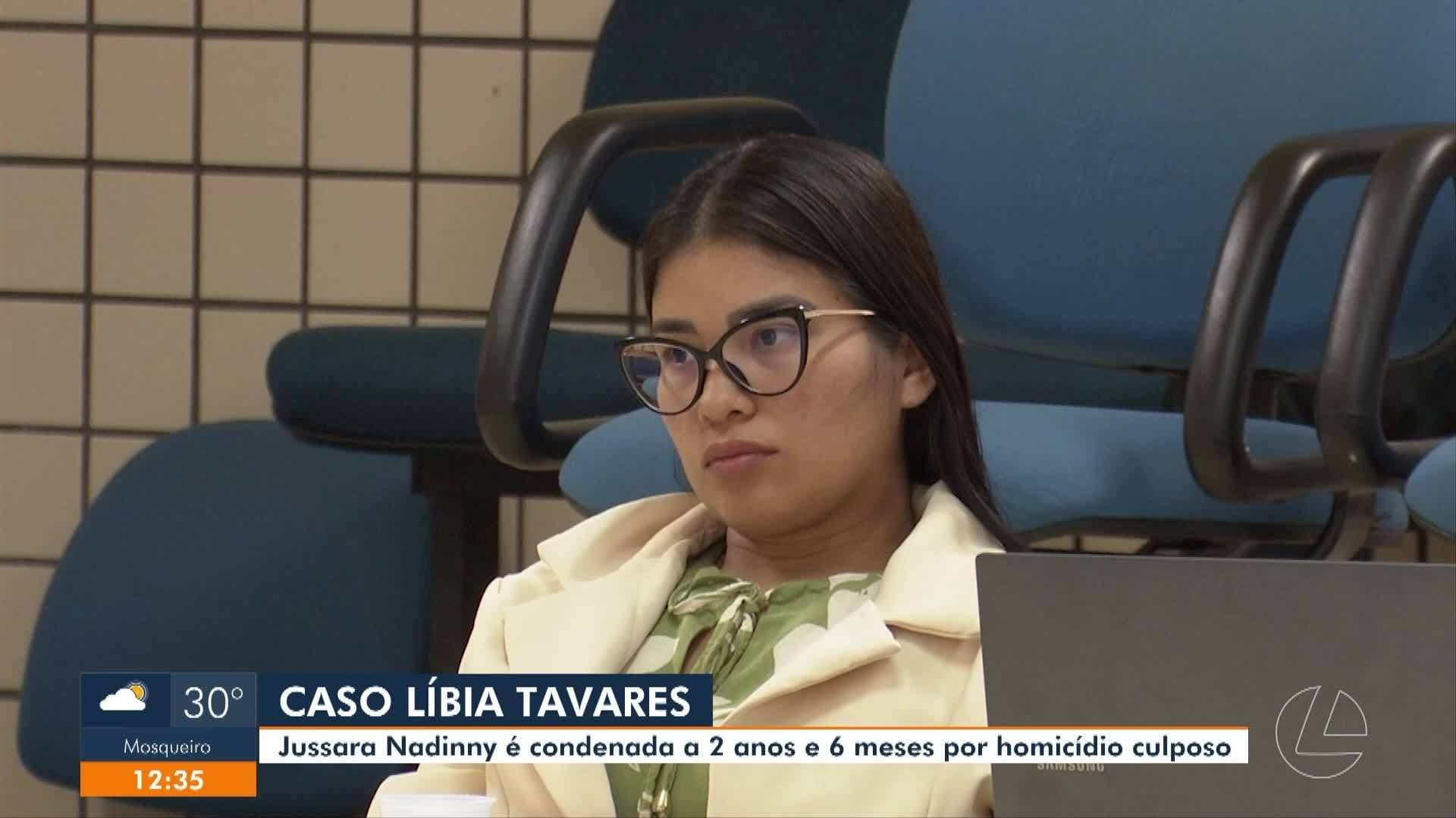 Carro trafega em rua alagada no bairro do Pedreira, em Belém, durante chuva da manhã de sexta-feira.
