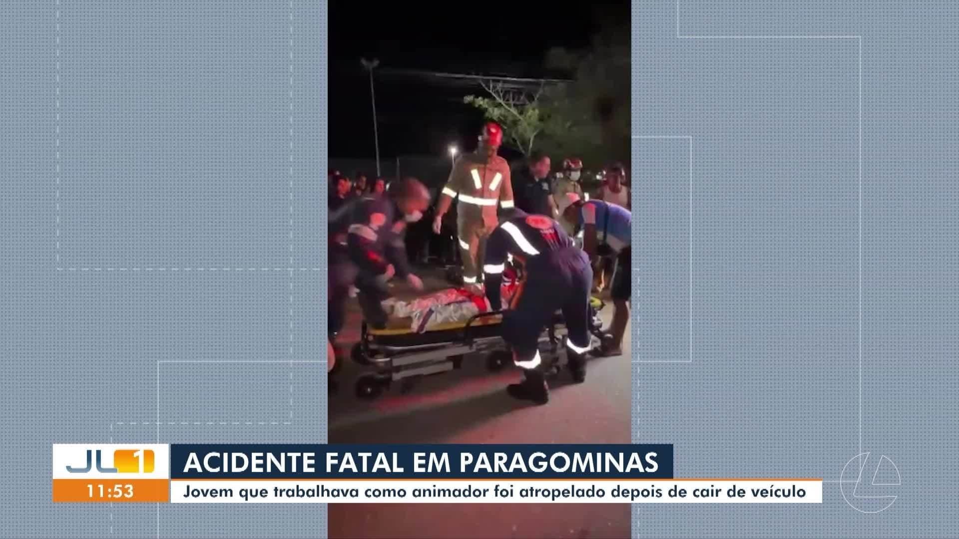 Fila de pessoas espera em ponto de ônibus na calçada da Avenida Tocantins, em Benguí.