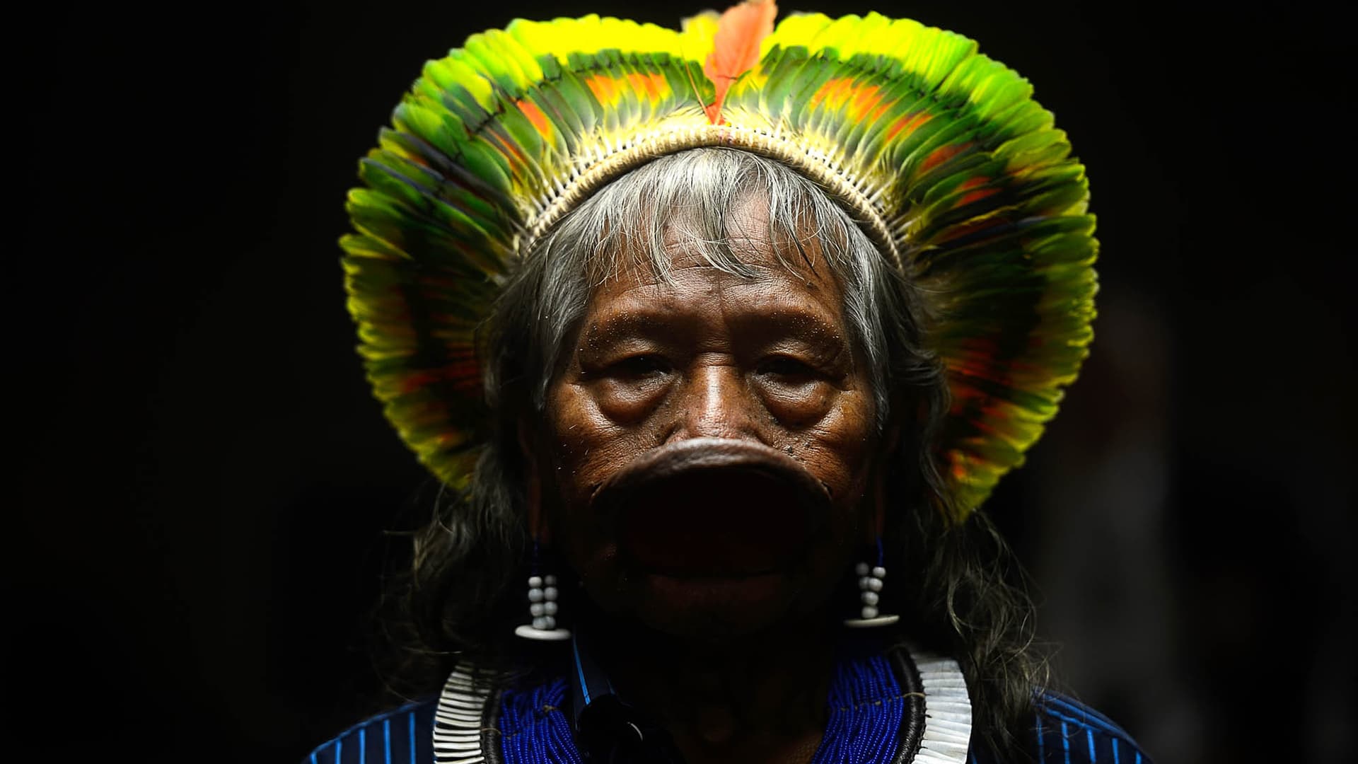Cacique Raoni repousa em leito hospitalar em Sinop (MT).