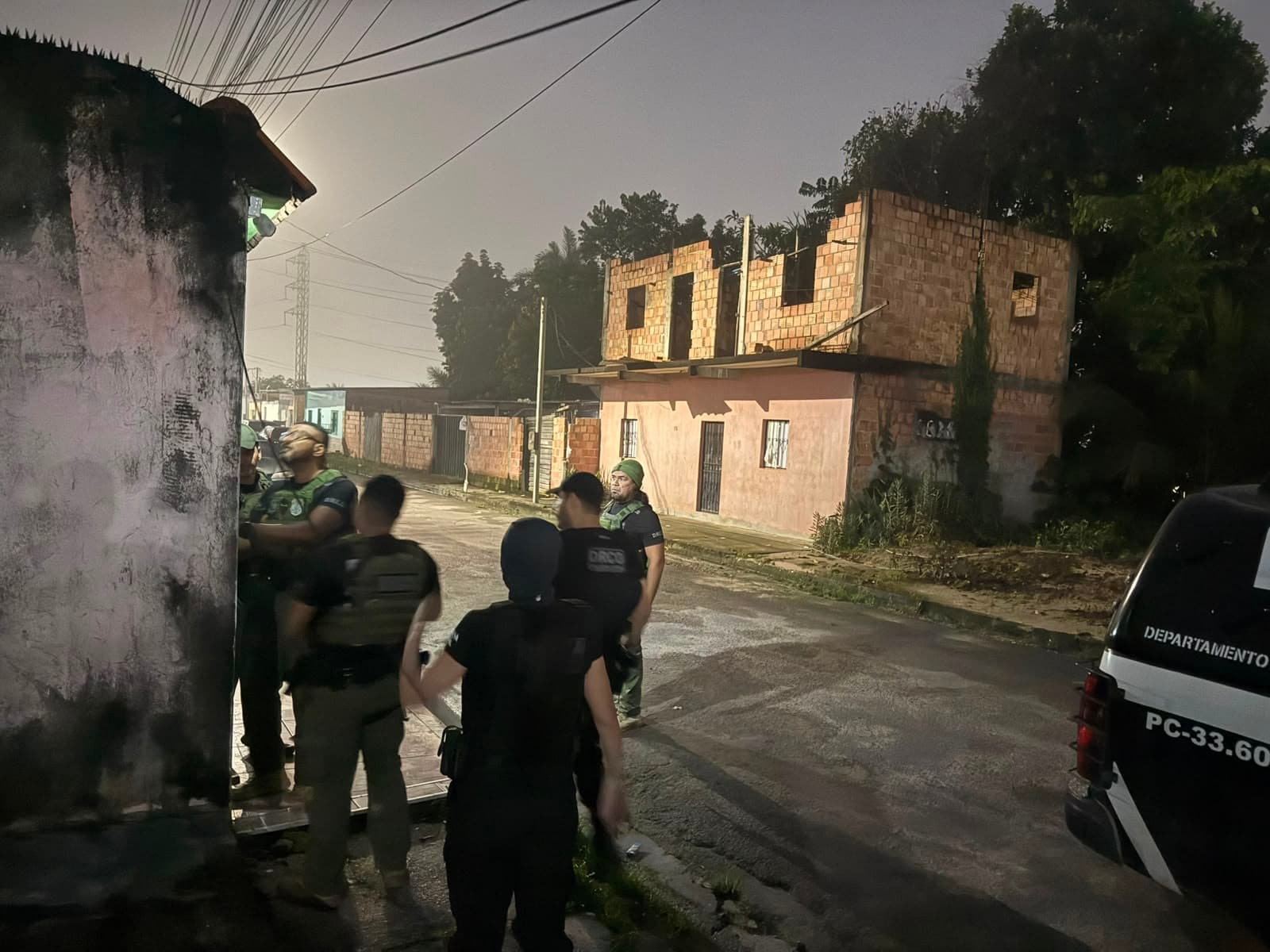 Viatura da Polícia Civil estacionada em via pública de Manaus durante operação de prisão.