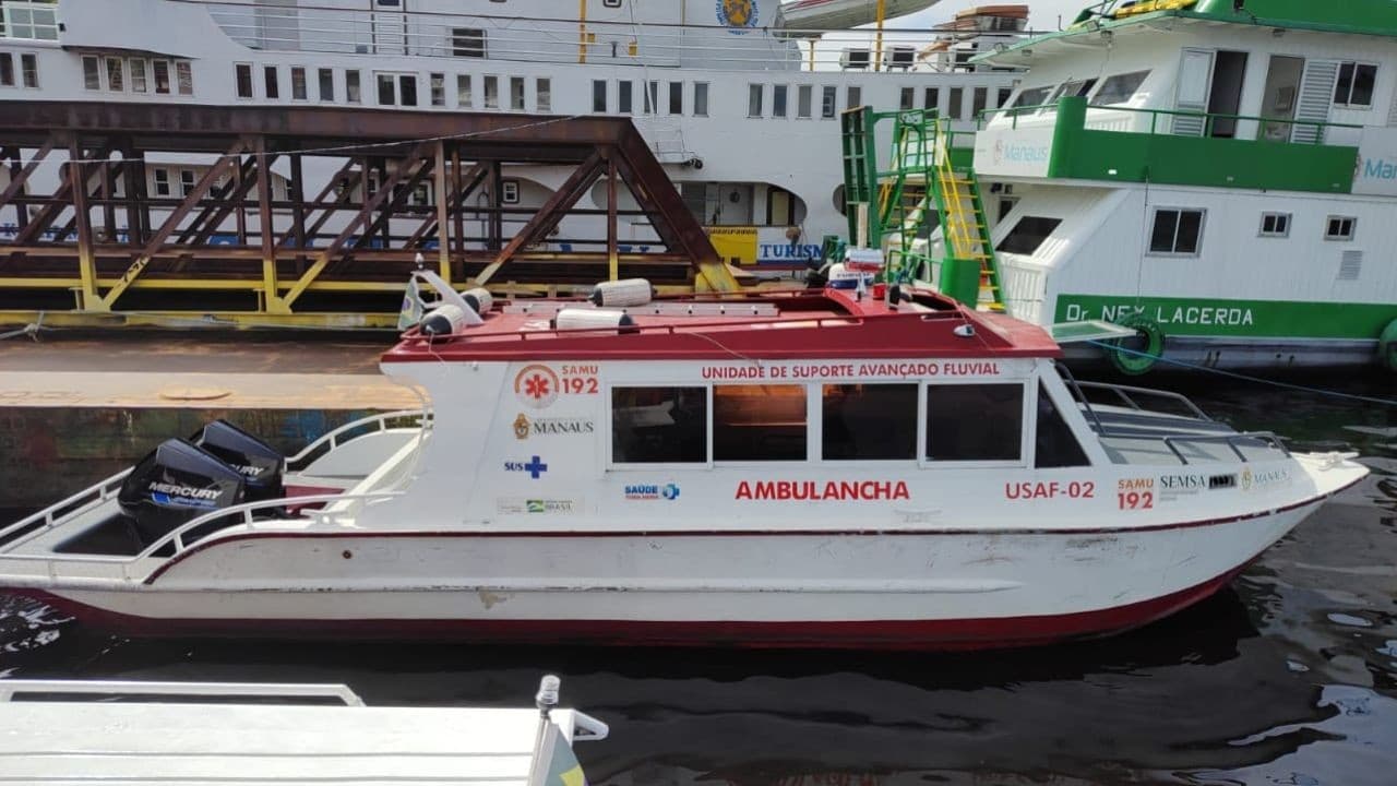 Embarcação fluvial do Samu atracada em porto no Rio Negro em Manaus.