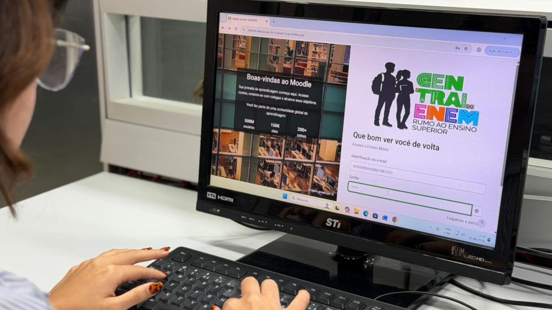Estudante utiliza notebook para acessar plataforma de estudos em sala de aula no Amapá.