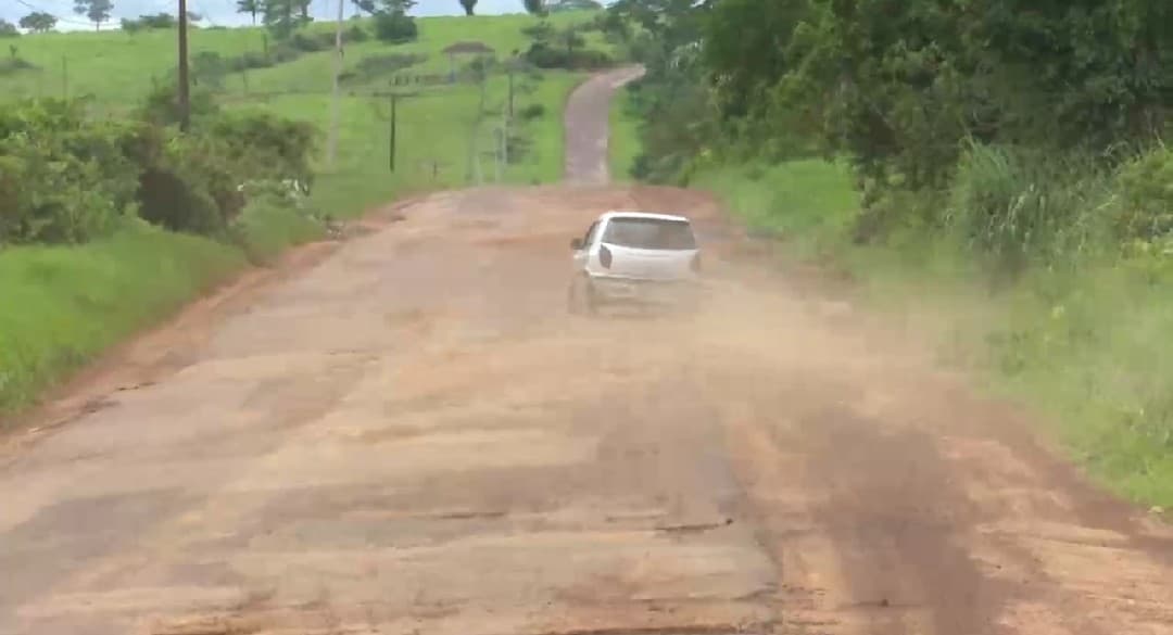 Caminhão trafega por trecho com buracos e fissuras na rodovia BR-364 no interior do Acre.