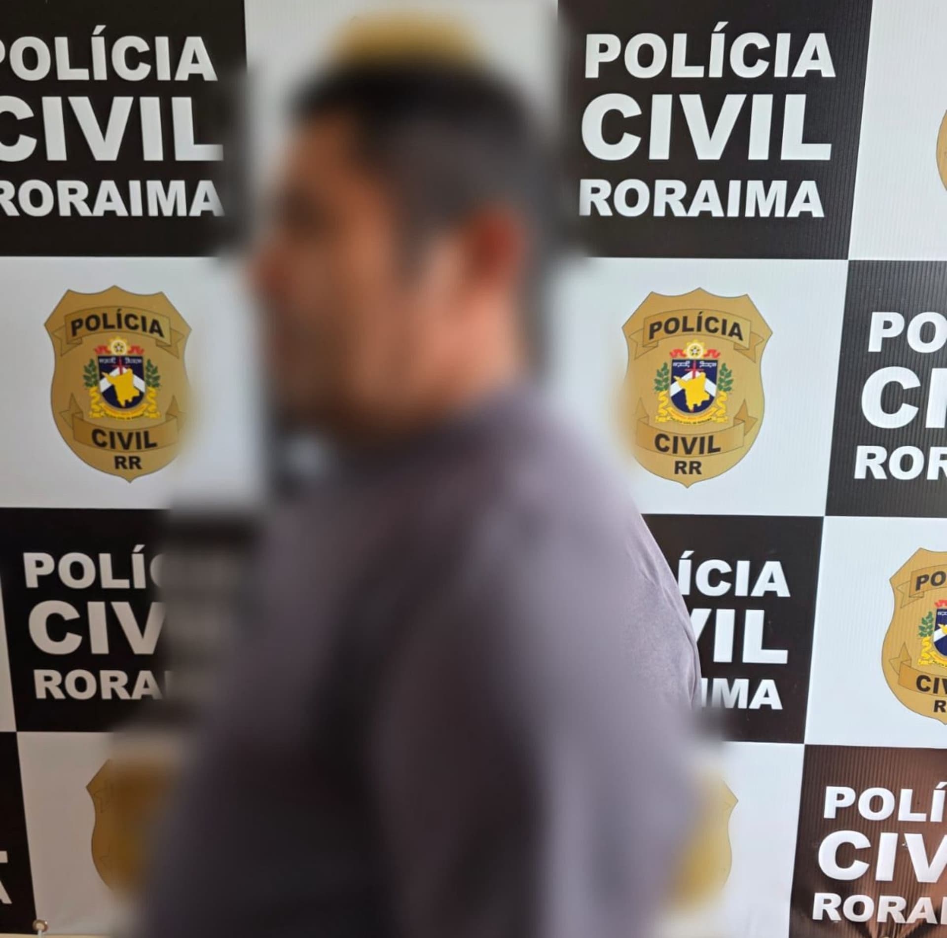 Viatura da Polícia Civil estacionada em via pública no bairro Cinturão Verde, em Boa Vista.