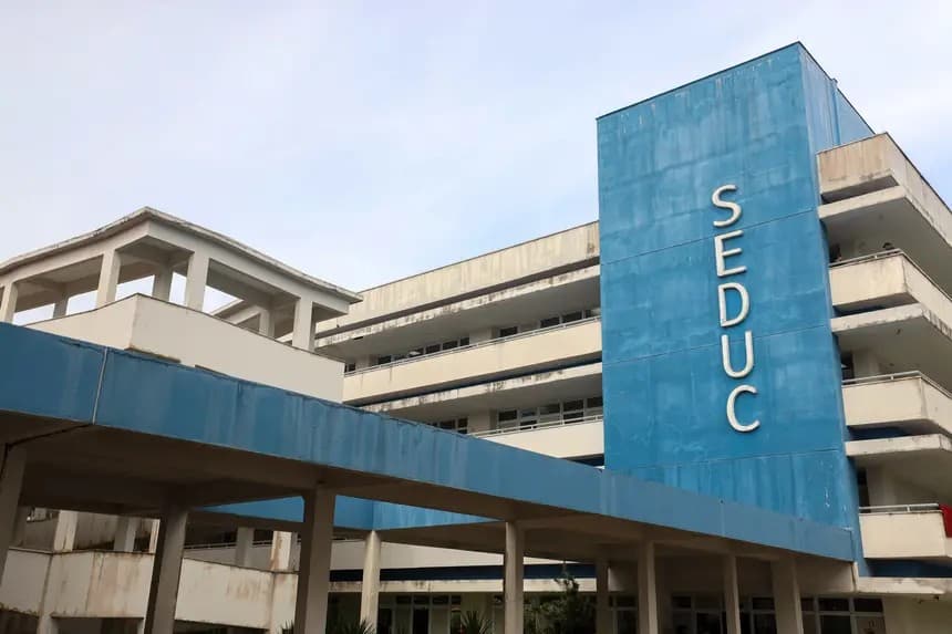 Estudante universitário utiliza notebook para realizar inscrição online em processo seletivo de estágio.