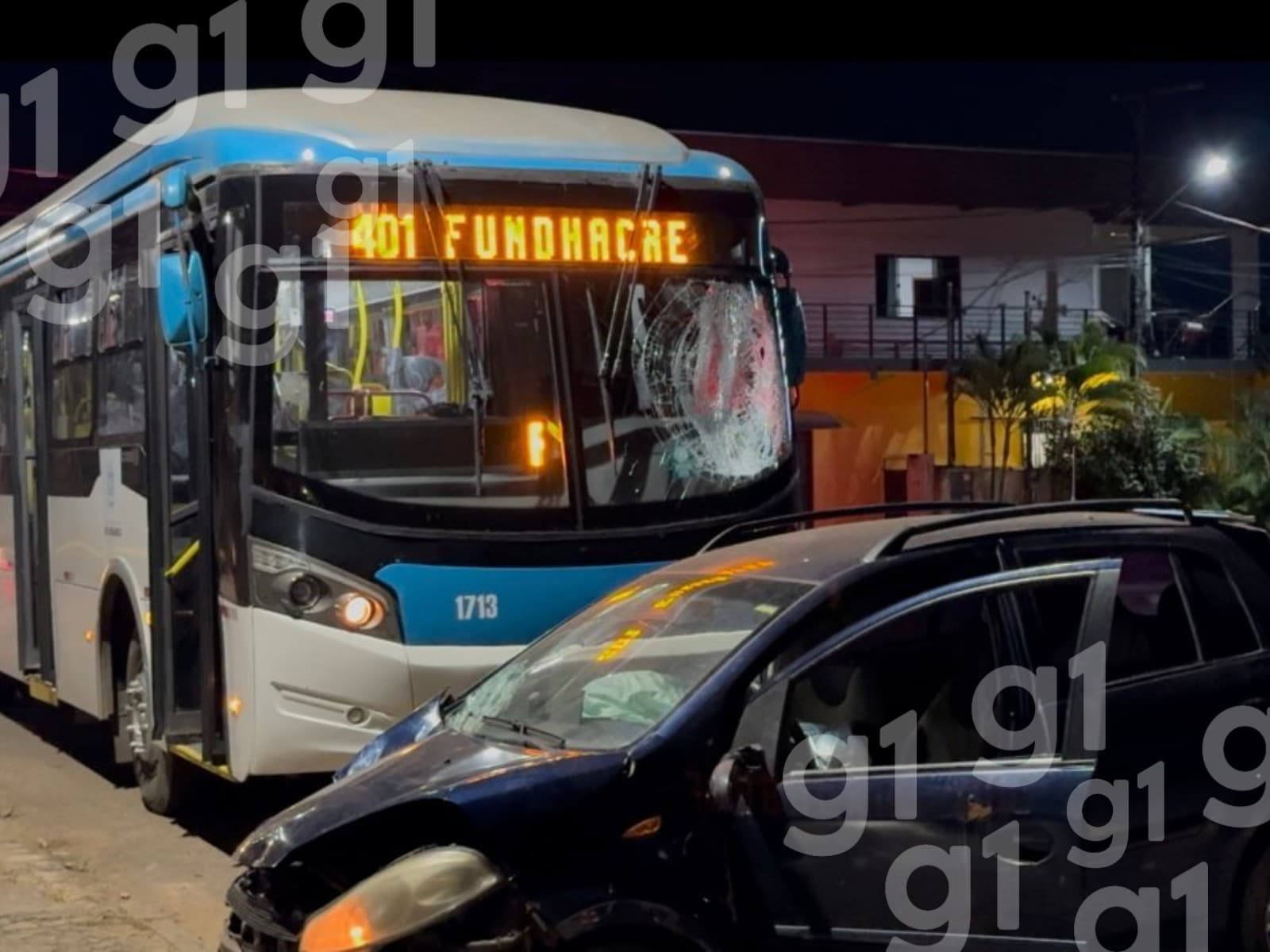 Viatura da Polícia Militar localizada na Avenida 7 de Setembro após atendimento de acidente de trânsito.