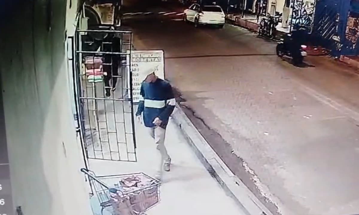Polícia Civil pericia local de crime em mercadinho no bairro São José, Zona Leste de Manaus.