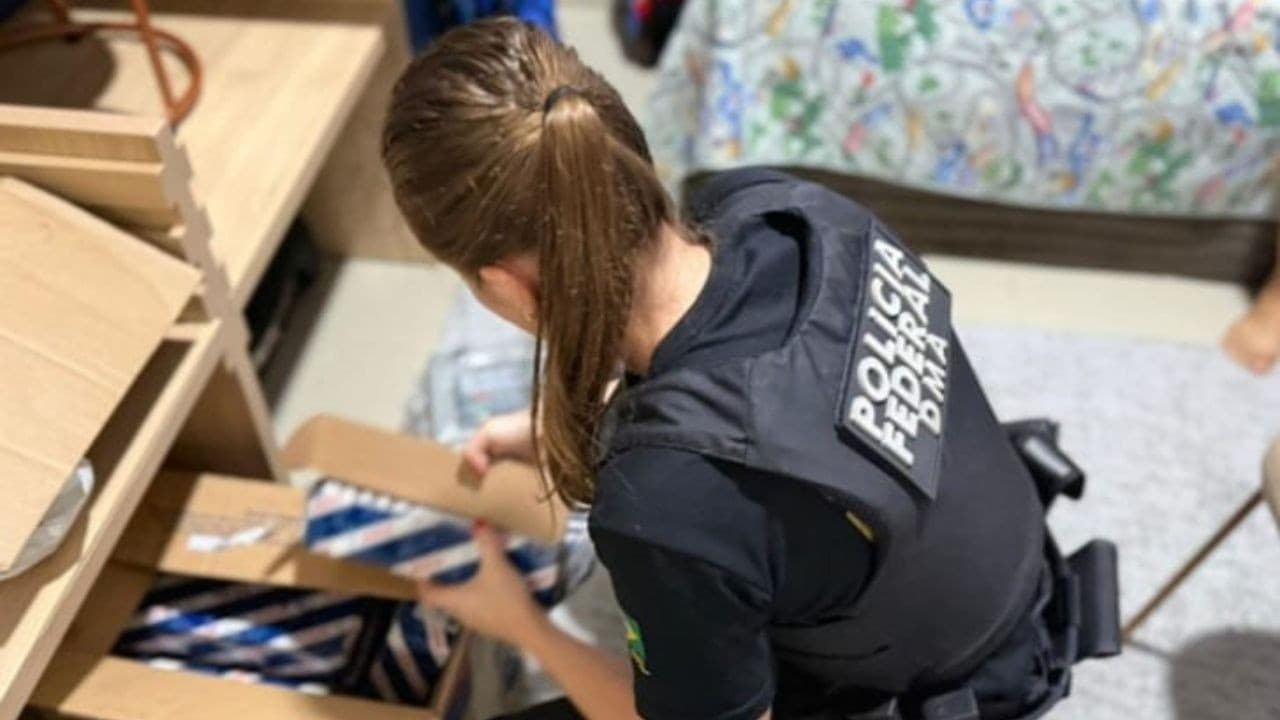 Agentes da Polícia Federal em ação em endereço residencial durante cumprimento de mandado em Manaus.