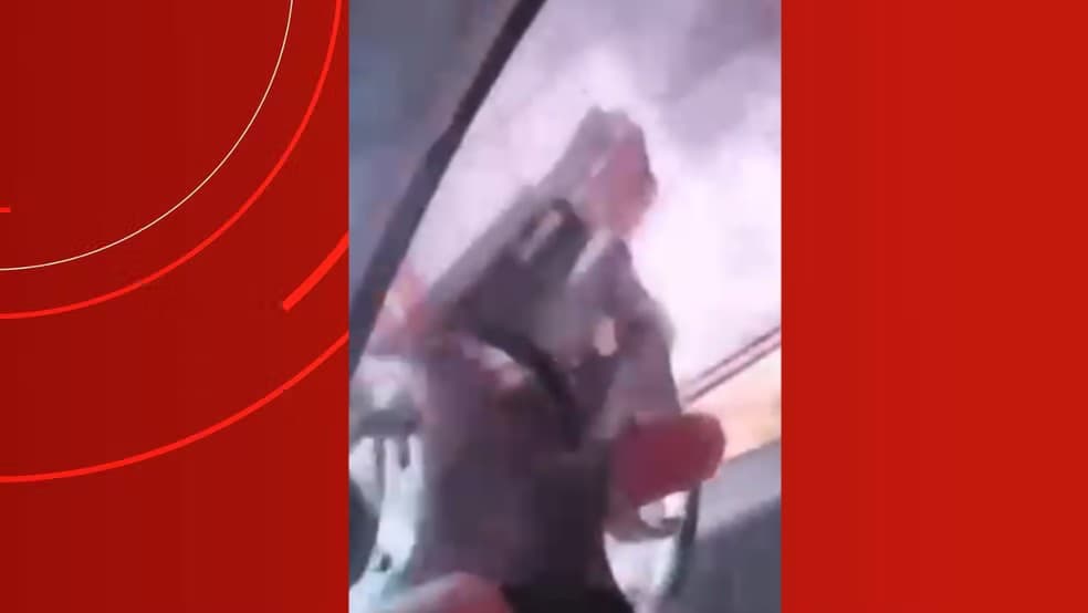 Peritos analisam arma de fogo apreendida durante operação da Polícia Civil em Manaus.