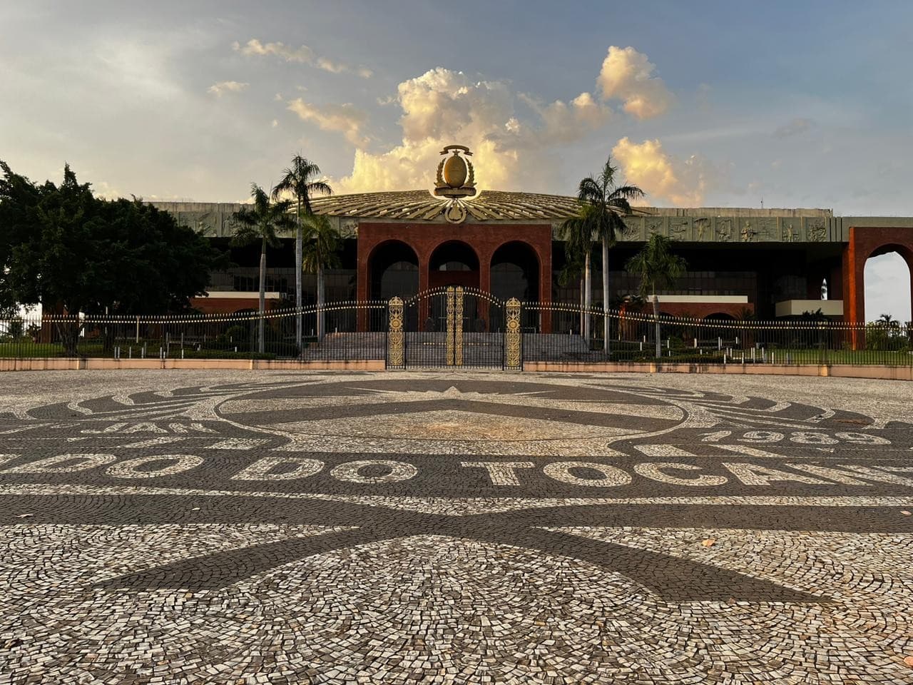 Piso de praça em Palmas com o brasão do Tocantins pintado.