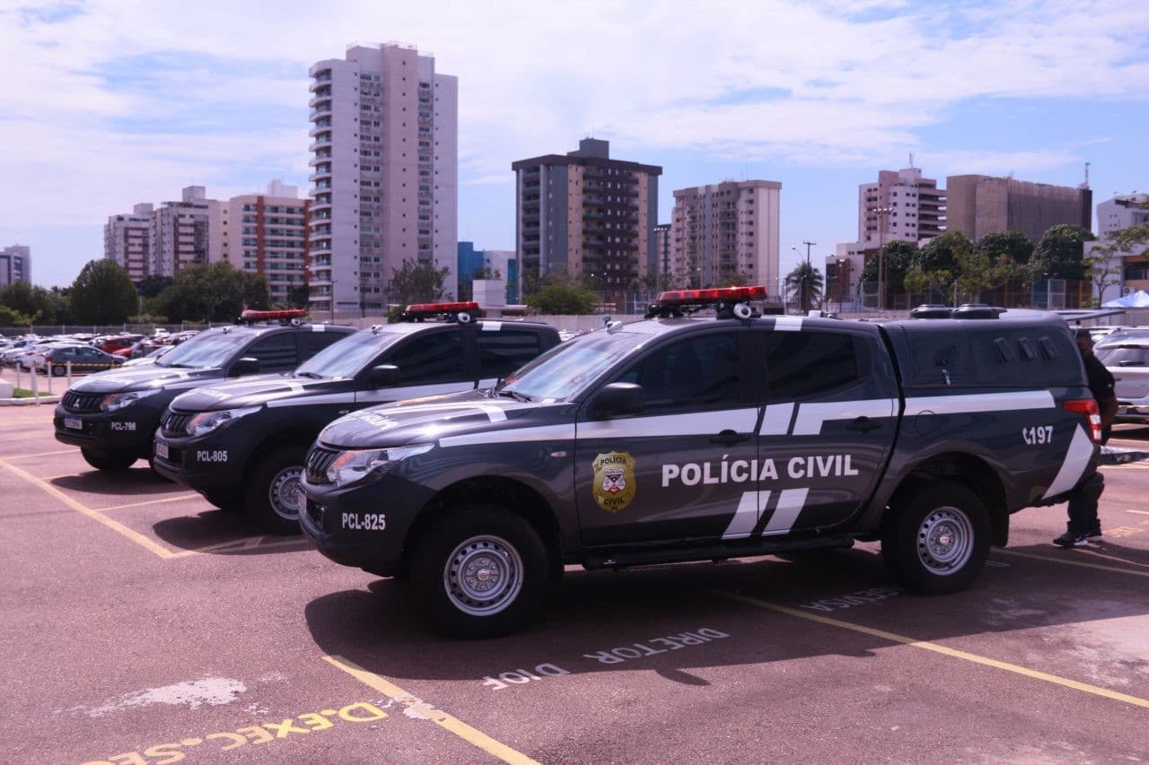 Viatura da Polícia Civil estacionada em frente a escola em Costa Marques.