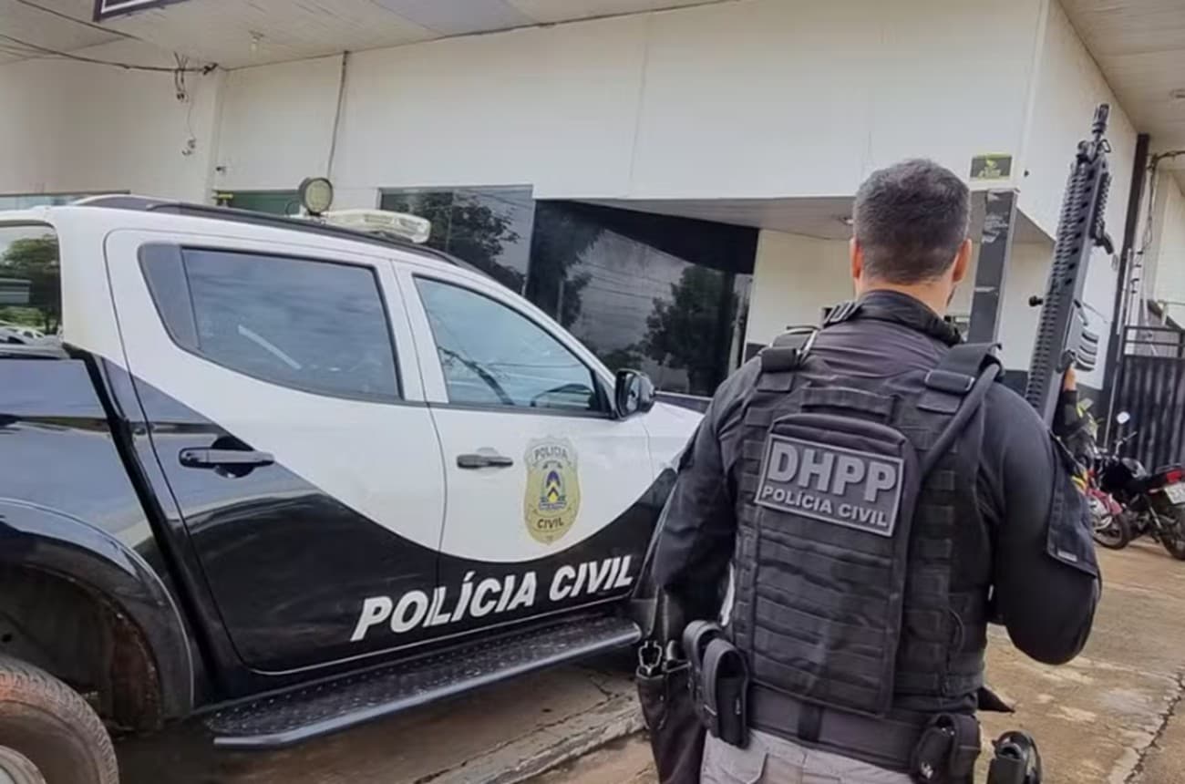 Viatura da Polícia Civil estacionada em via residencial em Tocantínia durante diligência.