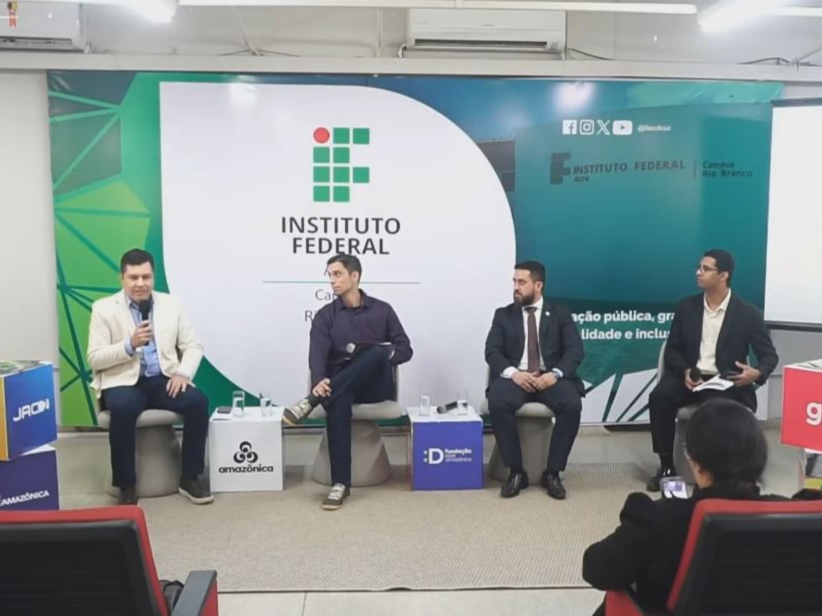 Plateia de estudantes acompanha painel sobre democracia no auditório do Instituto Federal do Acre.