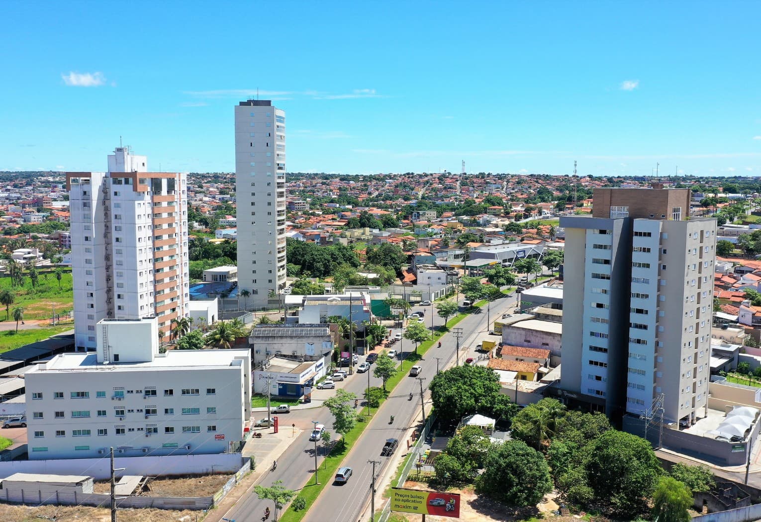 Placas indicam entrada de Araguaína, no Tocantins, reconhecida como Capital Econômica do estado.