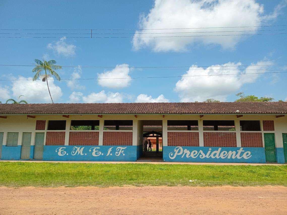 Fachada da escola municipal em Marapanim mostra telhado danificado e rachaduras na parede.
