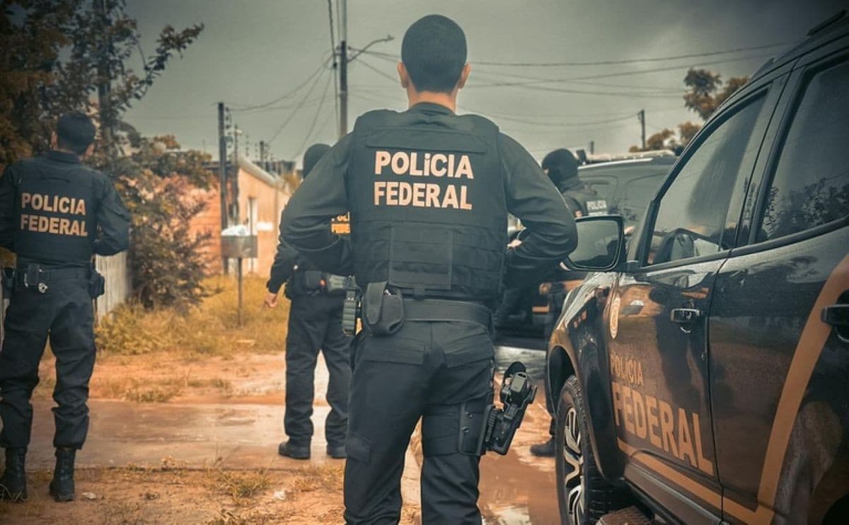 Agentes da Polícia Federal durante diligência em operação contra corrupção eleitoral.