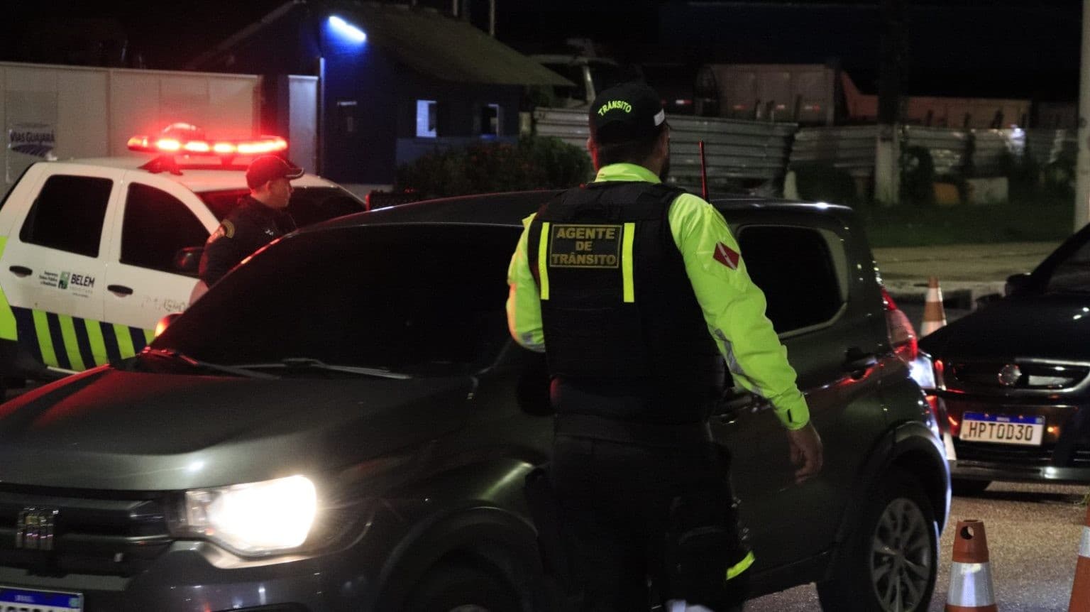 Agentes da Polícia Militar e Guarda Municipal realizam teste de bafômetro em motorista durante operação em Icoaraci.