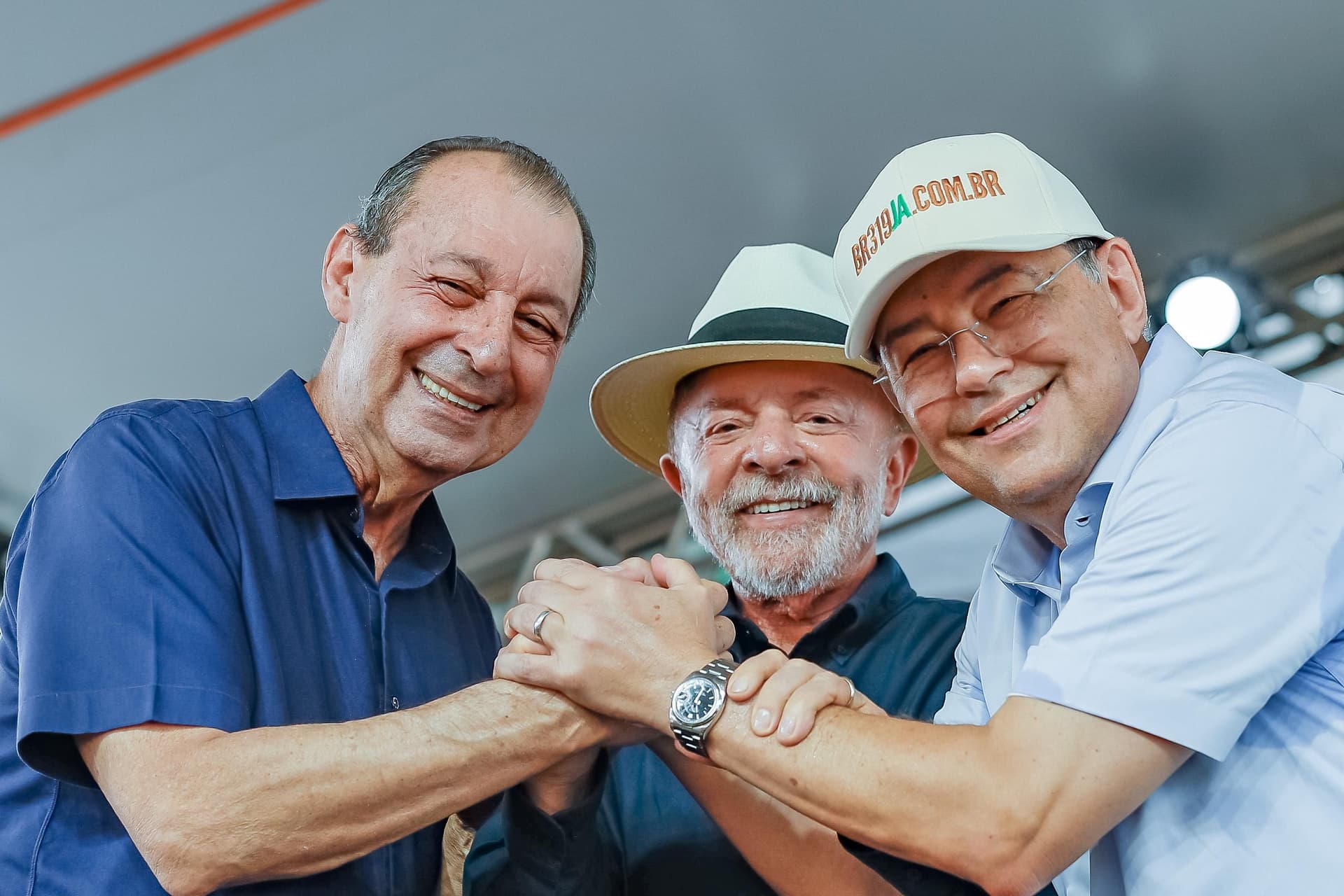 Presidente Lula cumprimenta apoiadores durante evento em Manaus.