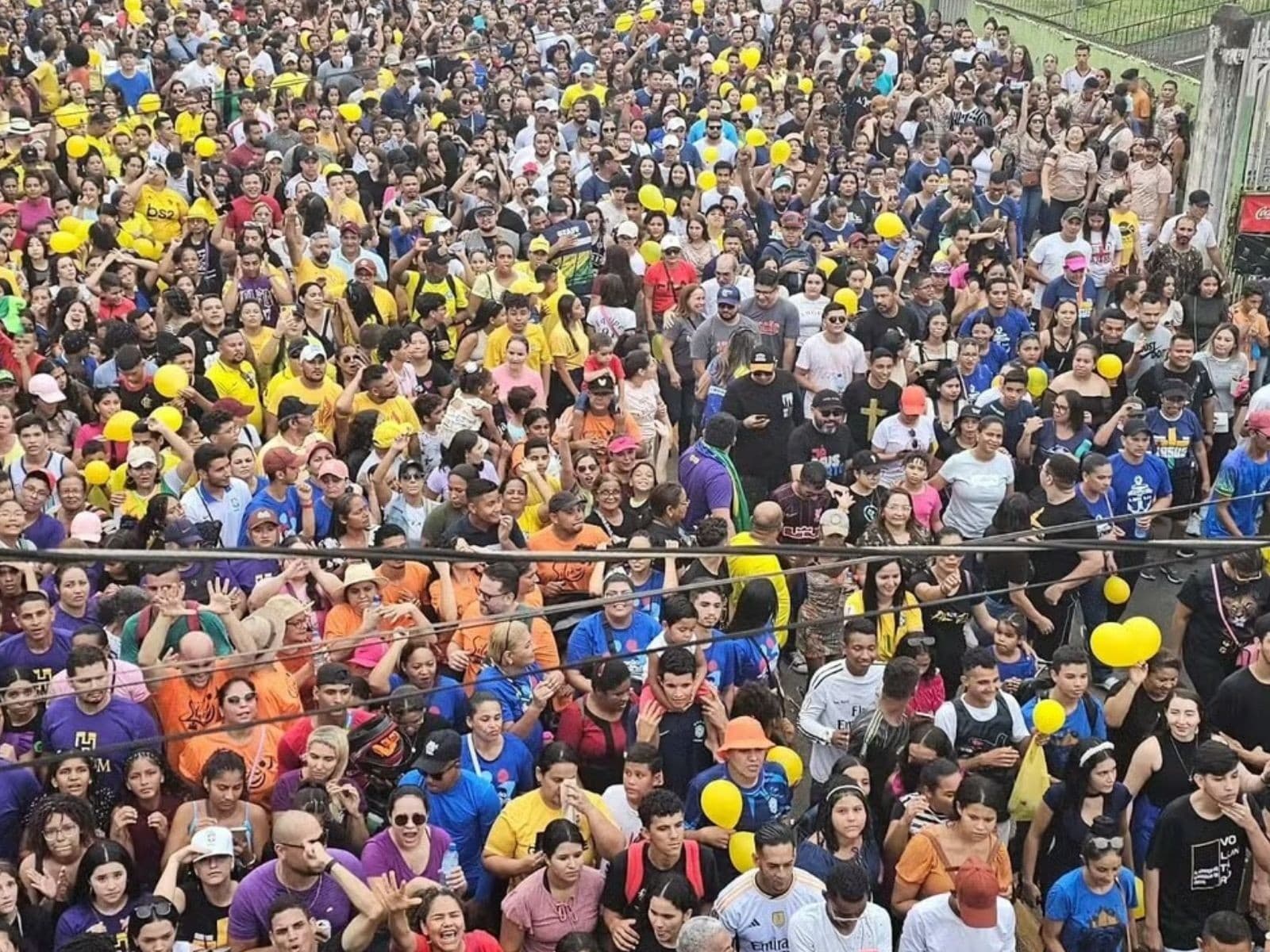 Participantes da Marcha para Jesus caminham por avenida em Rio Branco.