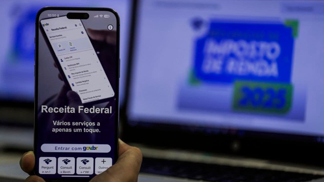 Contribuinte utiliza computador para enviar declaração do Imposto de Renda 2026 em Rio Branco.