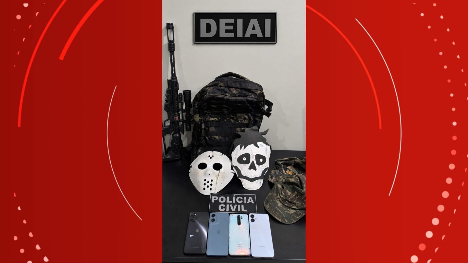 Viatura da Polícia Civil estacionada em frente à escola pública onde ocorreram as ameaças em Macapá.