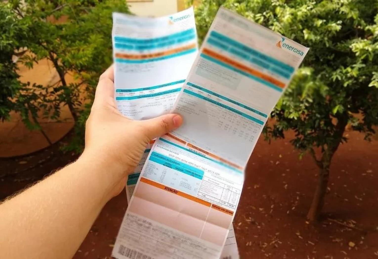 Medidor de energia elétrica digital exibindo saldo de créditos em residência do Tocantins.