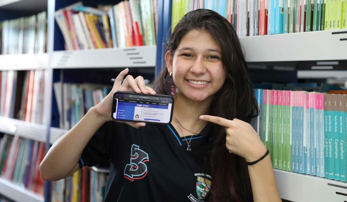 Estudante usa computador em laboratório de escola pública para acessar página do Enem.