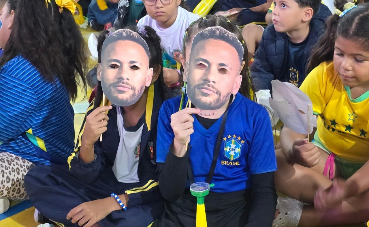 Lista de chamada escolar em mesa de professora com o nome Neymar escrito diversas vezes.