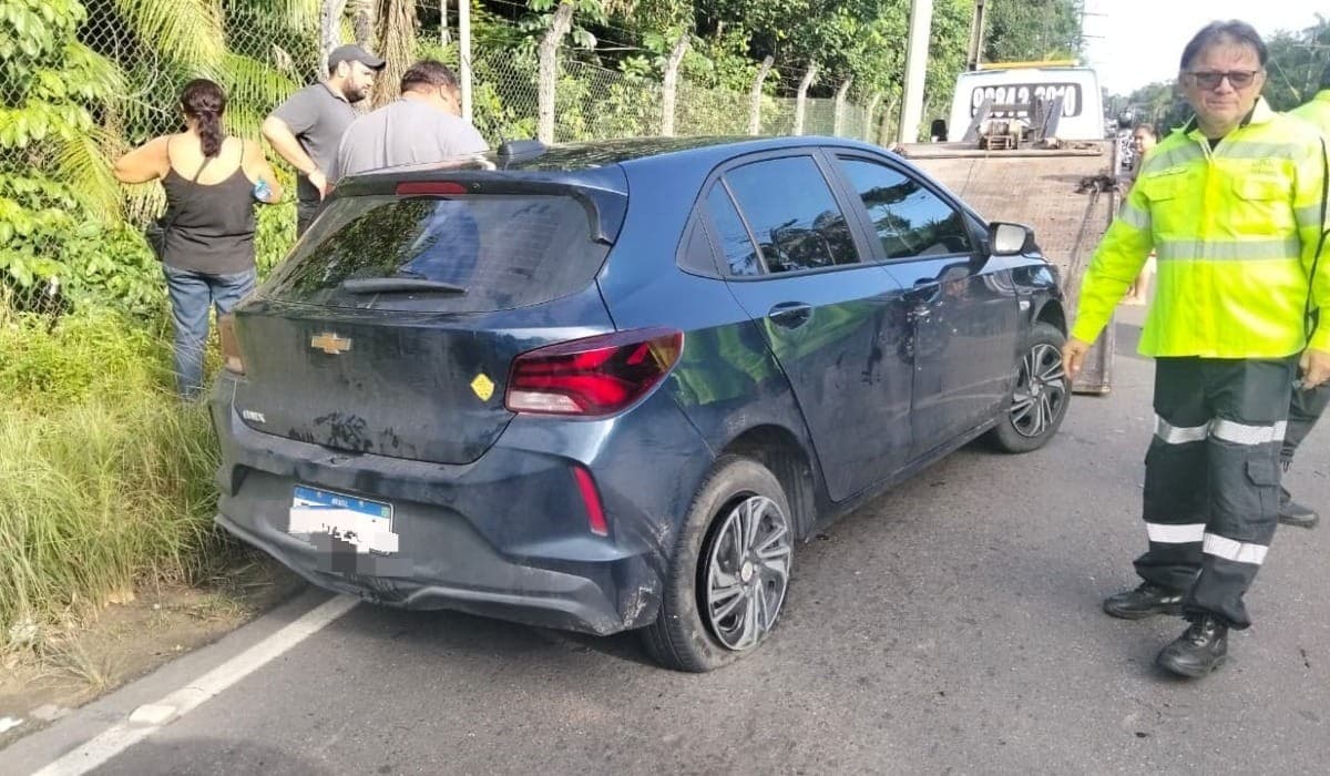 Destroços de carros e motocicleta ficam espalhados na Avenida Santos Dumont, no Tarumã, após batida em cadeia.