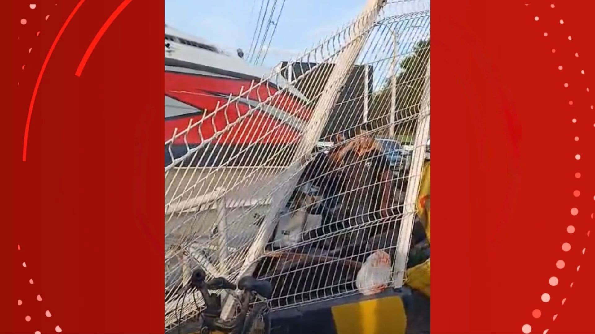 Lancha branca encostada em mureta de concreto danificada em estacionamento de mercado no Alvorada.