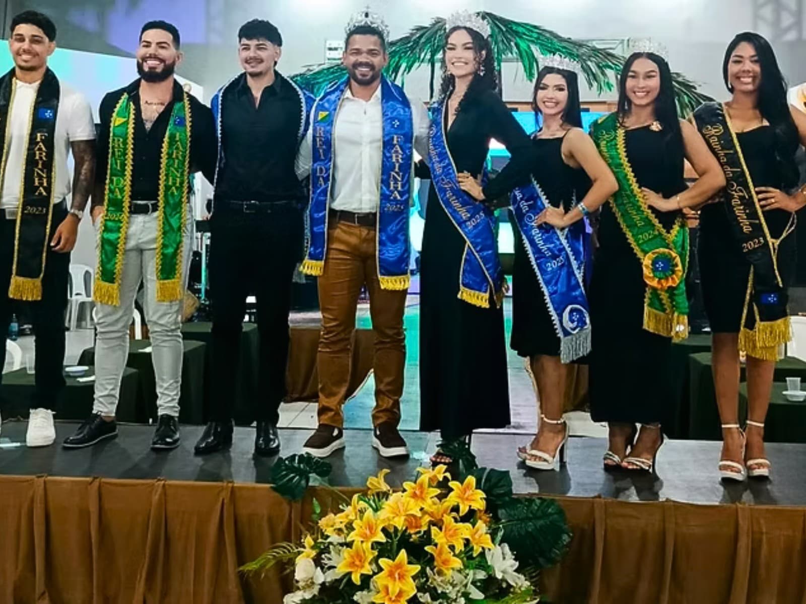 Candidatos desfilam com trajes típicos durante edição anterior do Festival da Farinha em Cruzeiro do Sul.