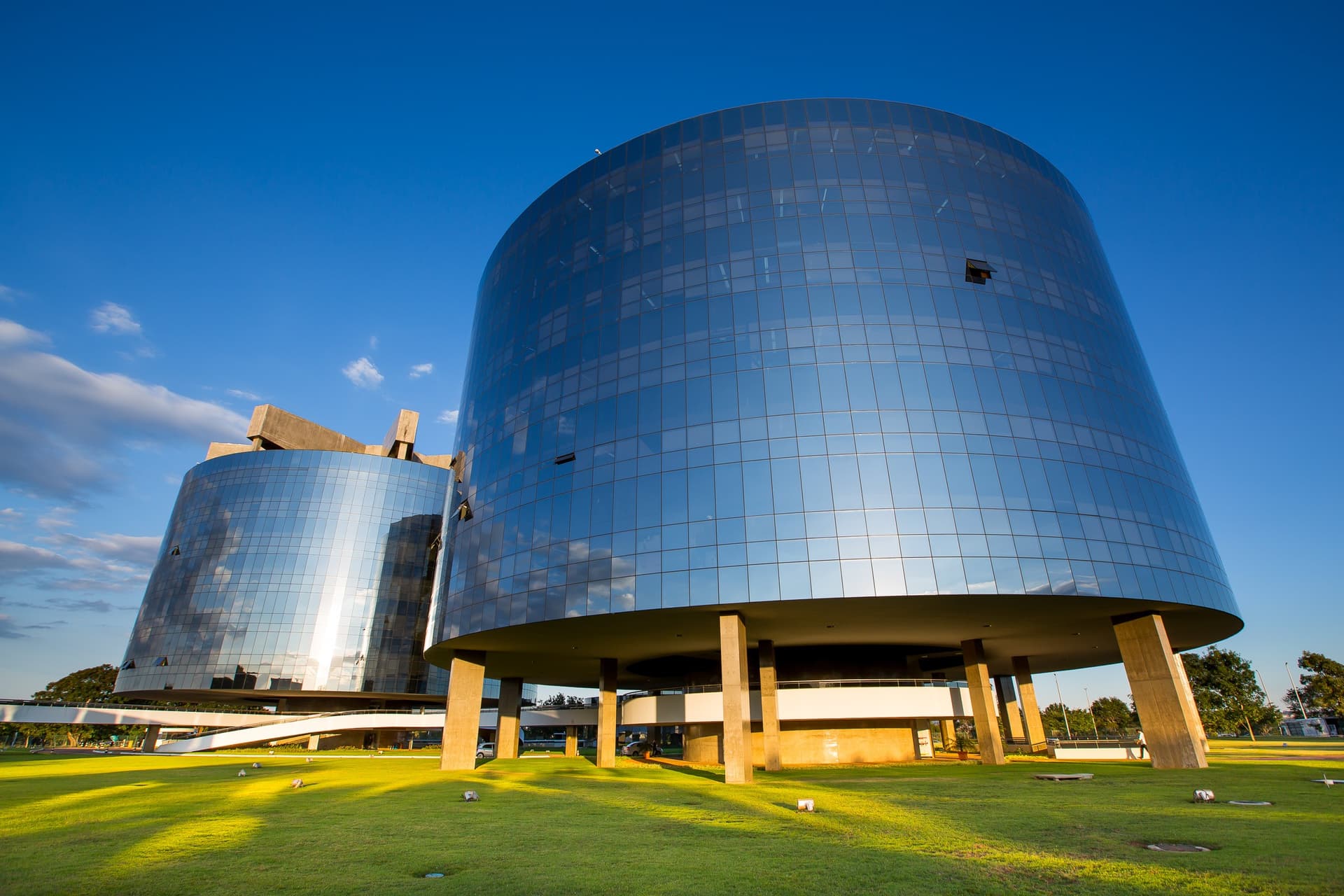 Fachada do Supremo Tribunal Federal (STF) com bandeira do Brasil em Brasília.