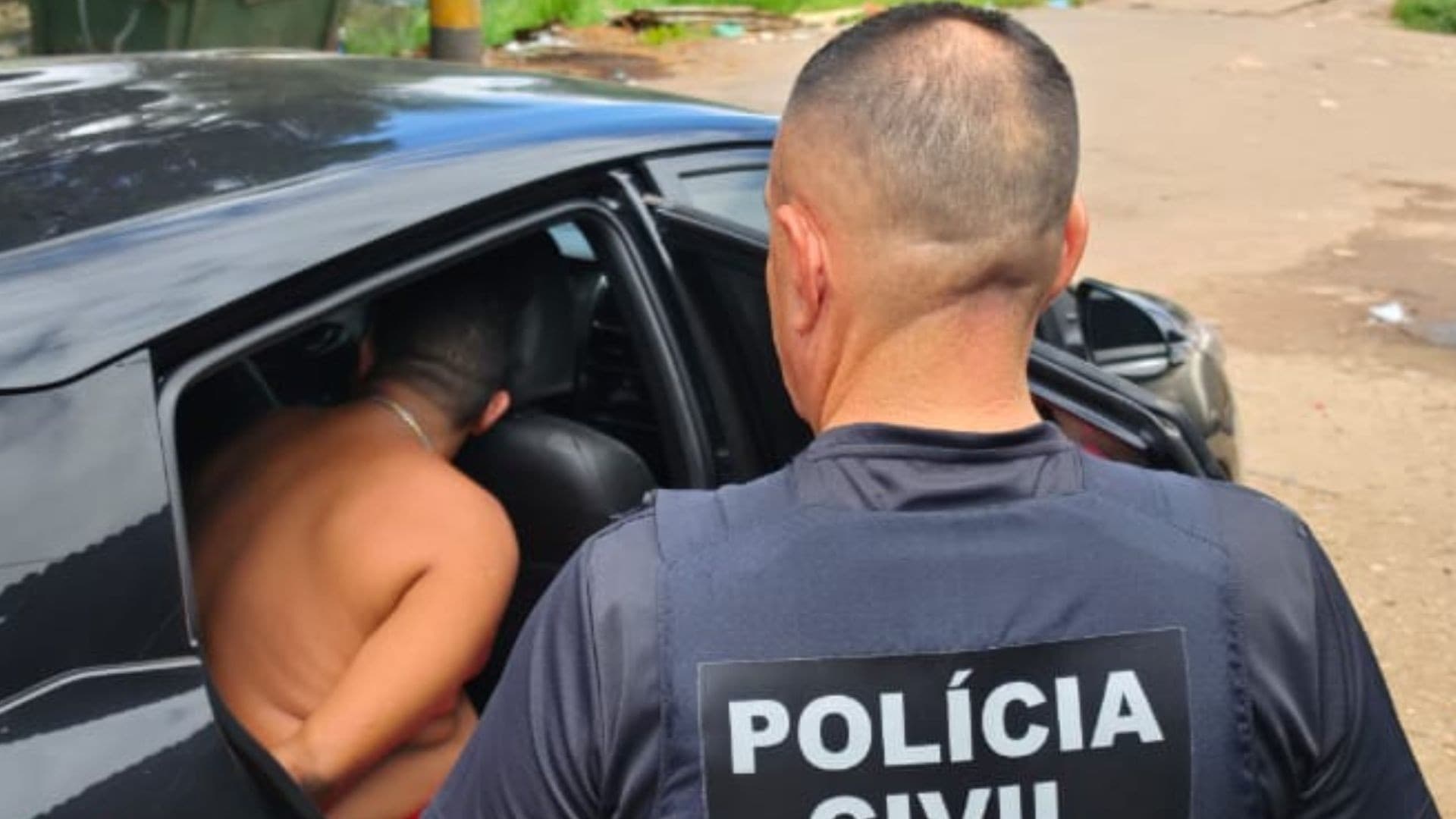 Viatura da Polícia Civil estacionada em via pública do bairro Muca, em Macapá.