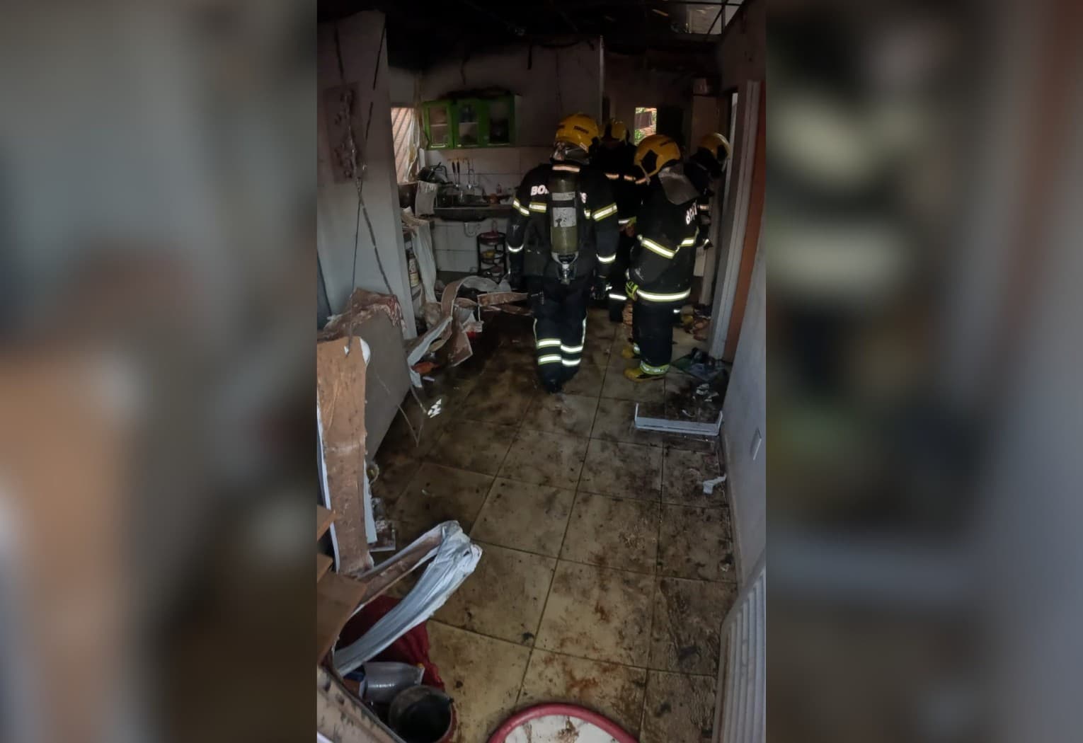 Bombeiros trabalham no local de incêndio em residência no setor Lago Azul, em Araguaína.