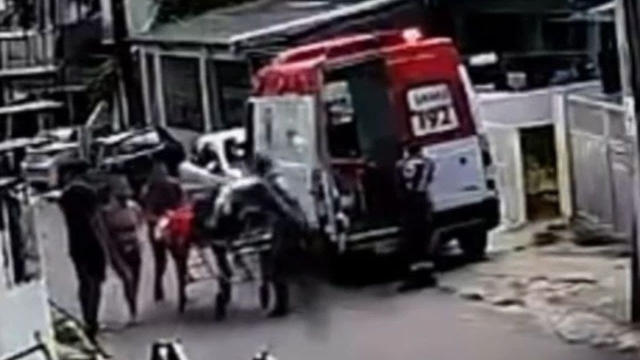 Viatura do SAMU estacionada em rua residencial do bairro São Jorge, em Manaus.