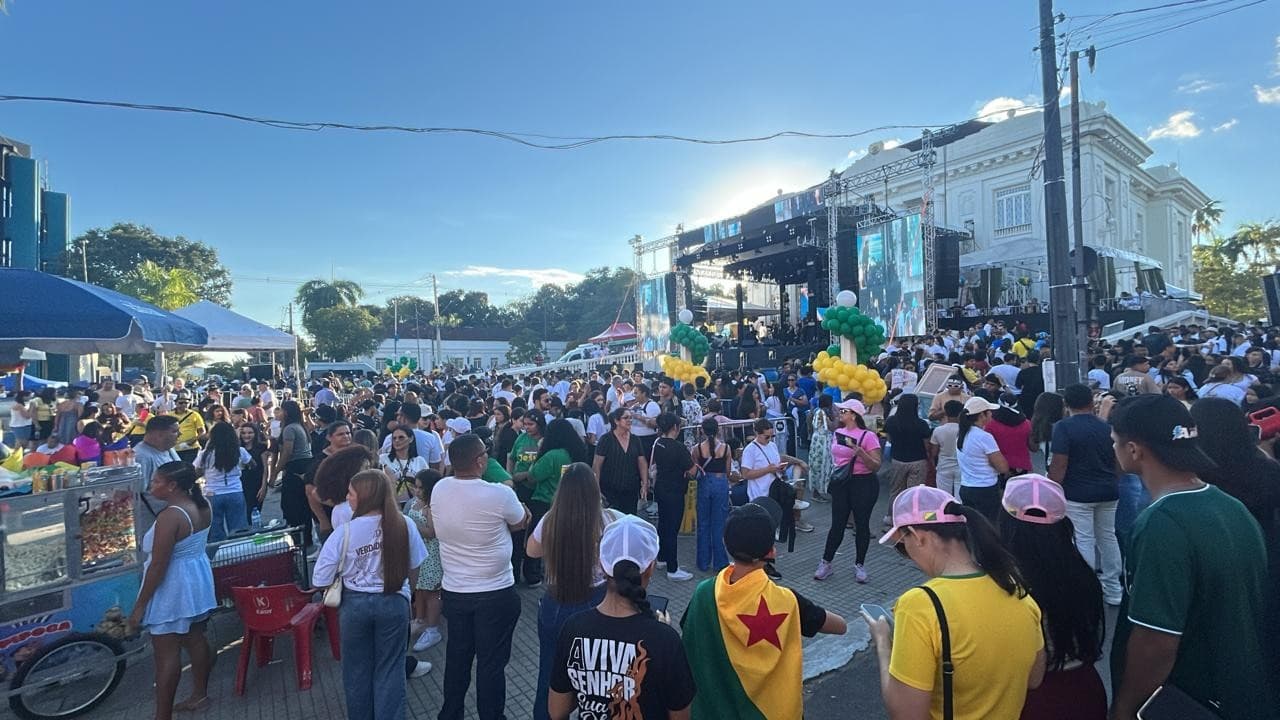 Multidão caminha pela ponte durante a Marcha para Jesus em Rio Branco, ao fundo o rio Acre.