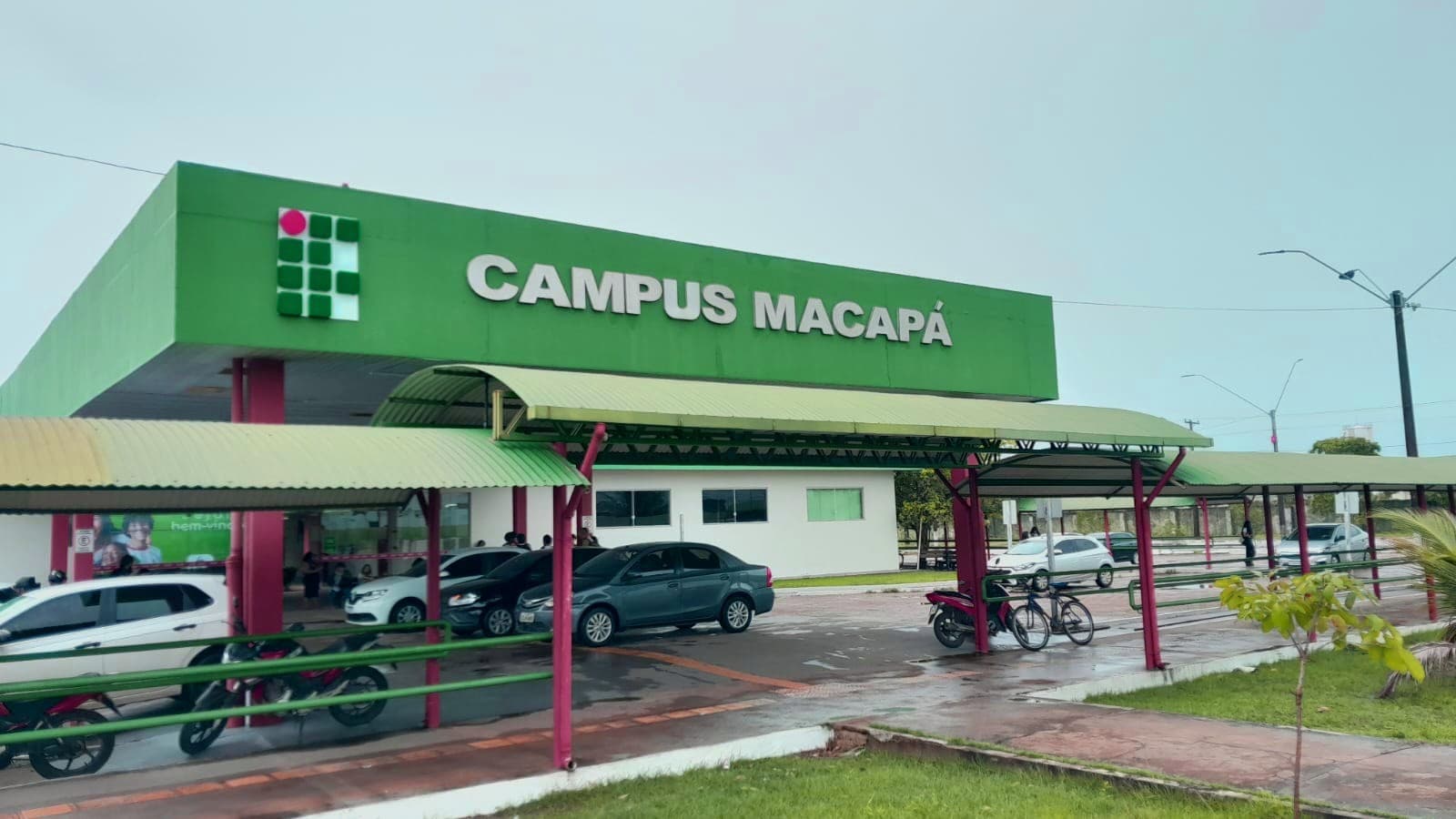 Computador exibe tela de inscrição do Ifap ao lado de caneta e caderno.