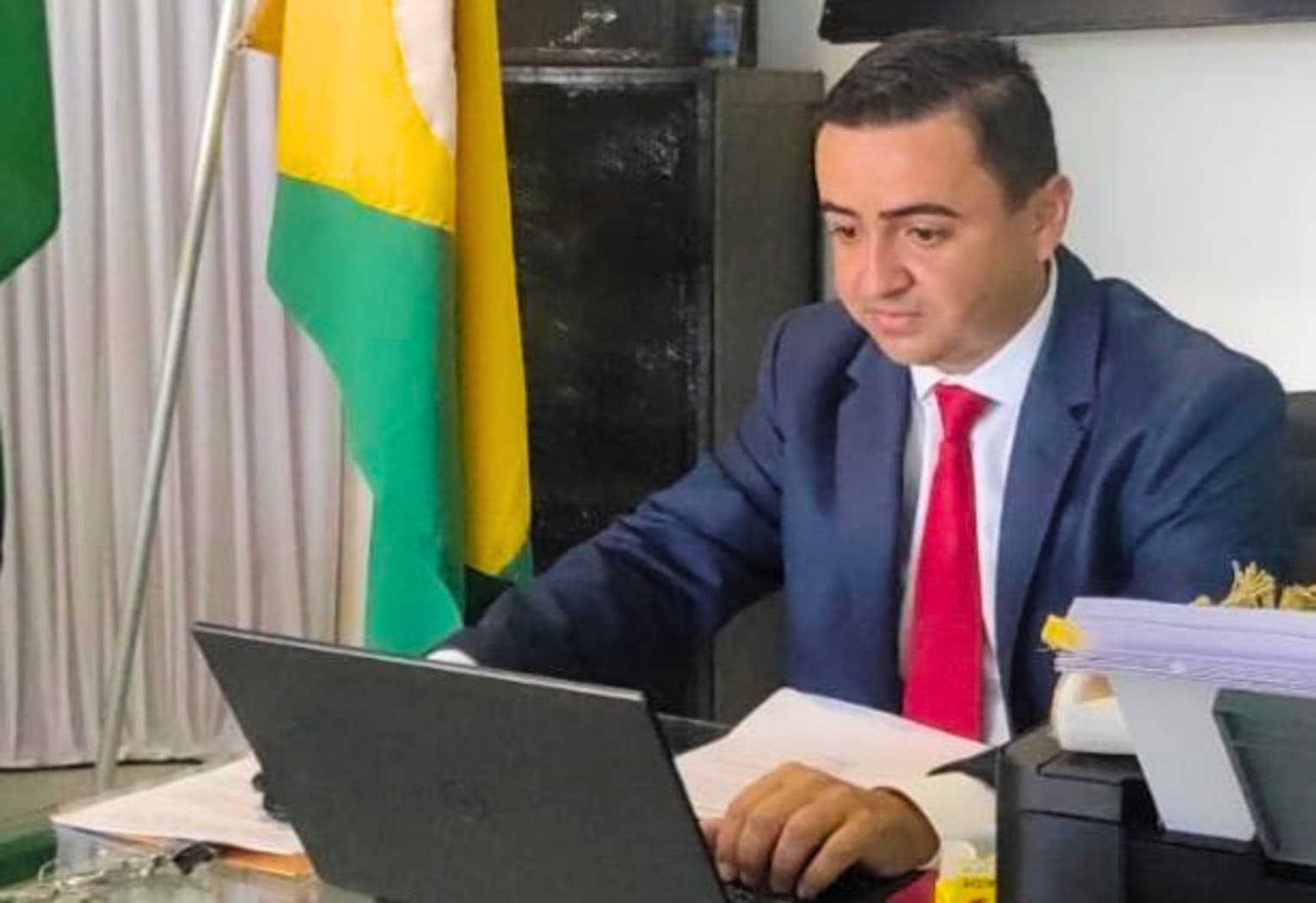 Veículo com porta danificada e marca de projétil em via pública de Paraíso do Tocantins.