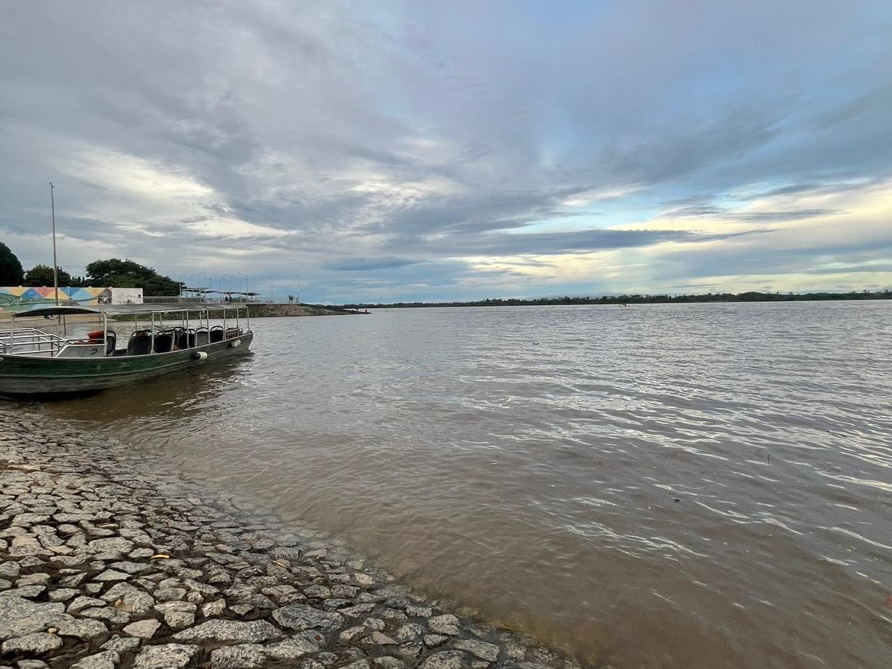 Água do rio Branco tomba parte da margem próxima a bairro residencial em Boa Vista.