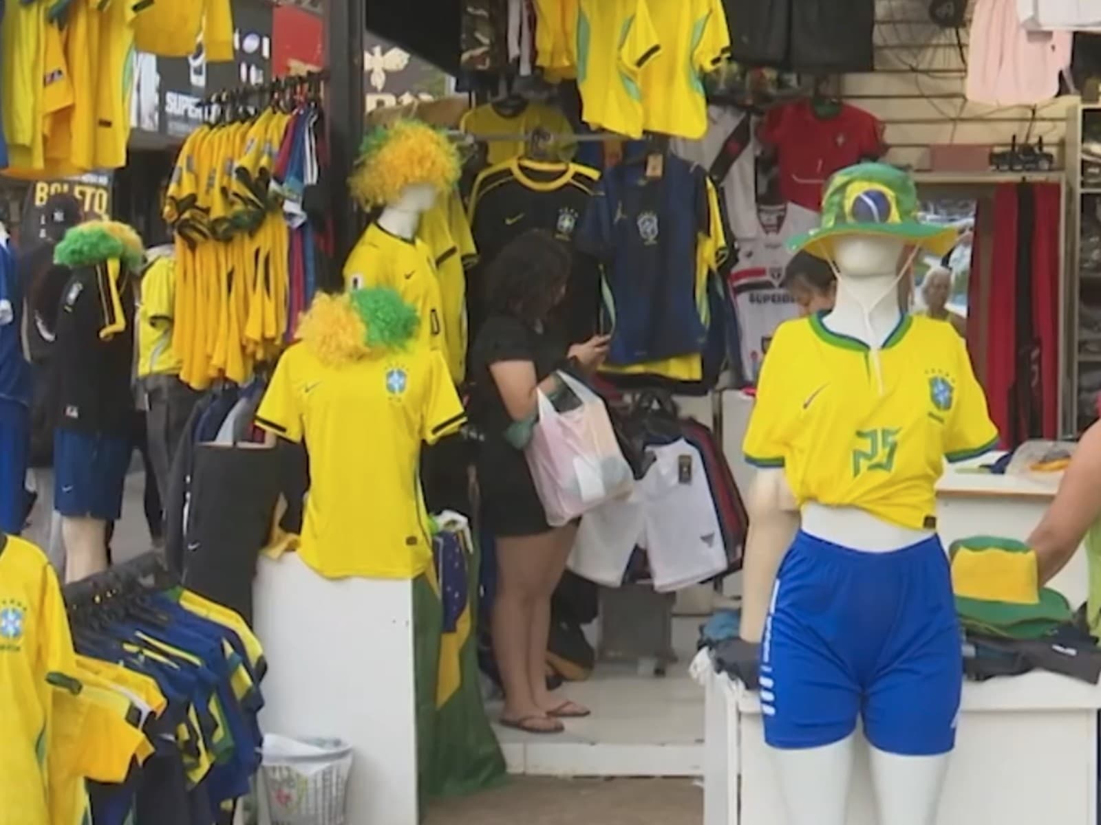 Vitrine de loja em Rio Branco exibe bandeiras e camisas da Seleção Brasileira.