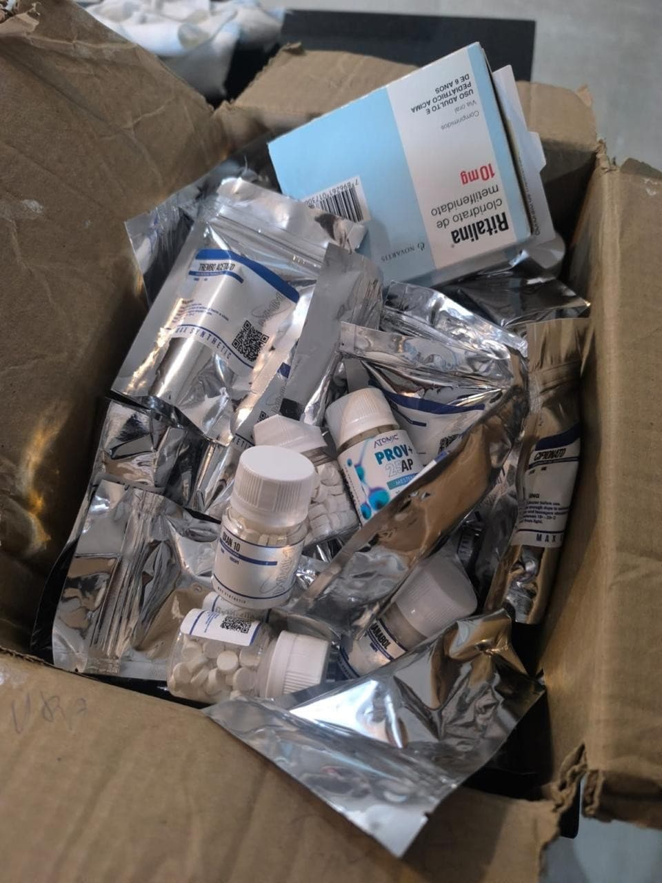 Caixas com medicamentos apreendidas pela Polícia Federal durante operação em Rondônia.