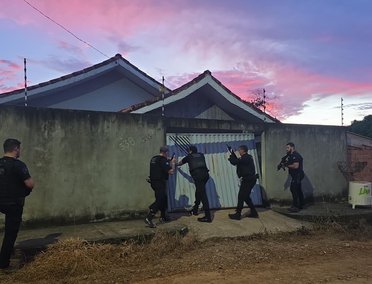 Pistola calibre 9mm e munições apreendidas pela Polícia Civil durante a Operação Fuligem.