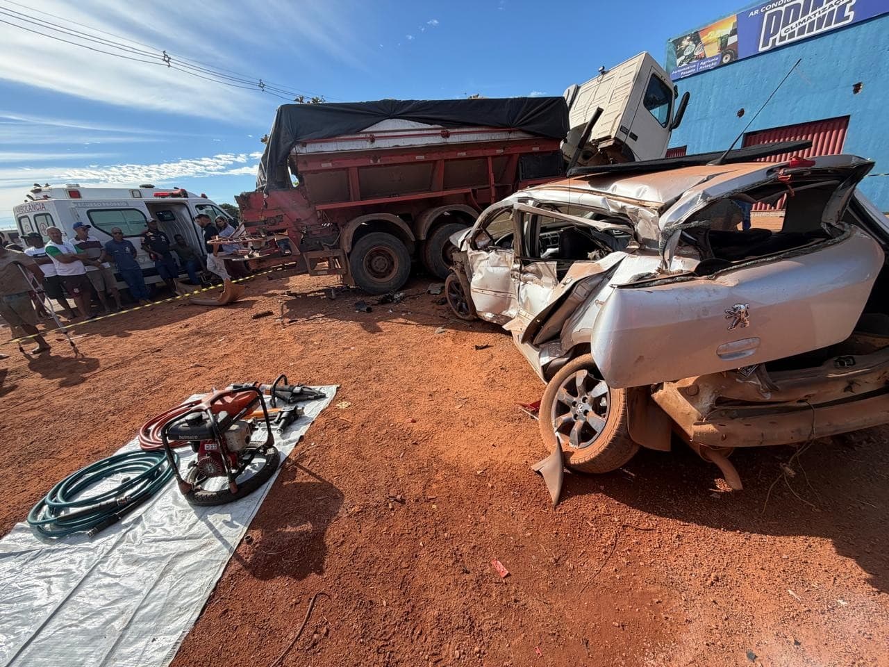 Veículo de passeio com a dianteira destruída na BR-010 após colisão com caminhão.