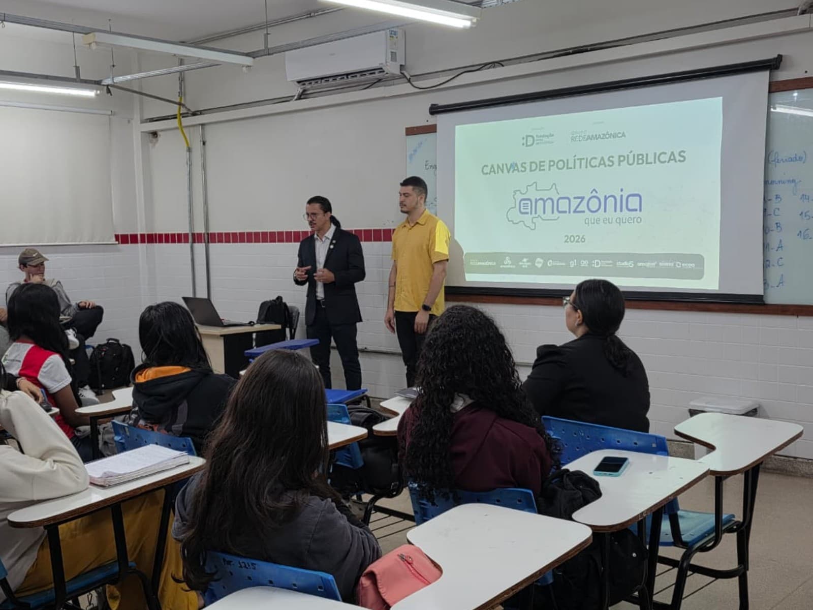 Estudantes do Instituto Federal do Acre trabalham em grupos sobre papel craft durante oficina de democracia digital.