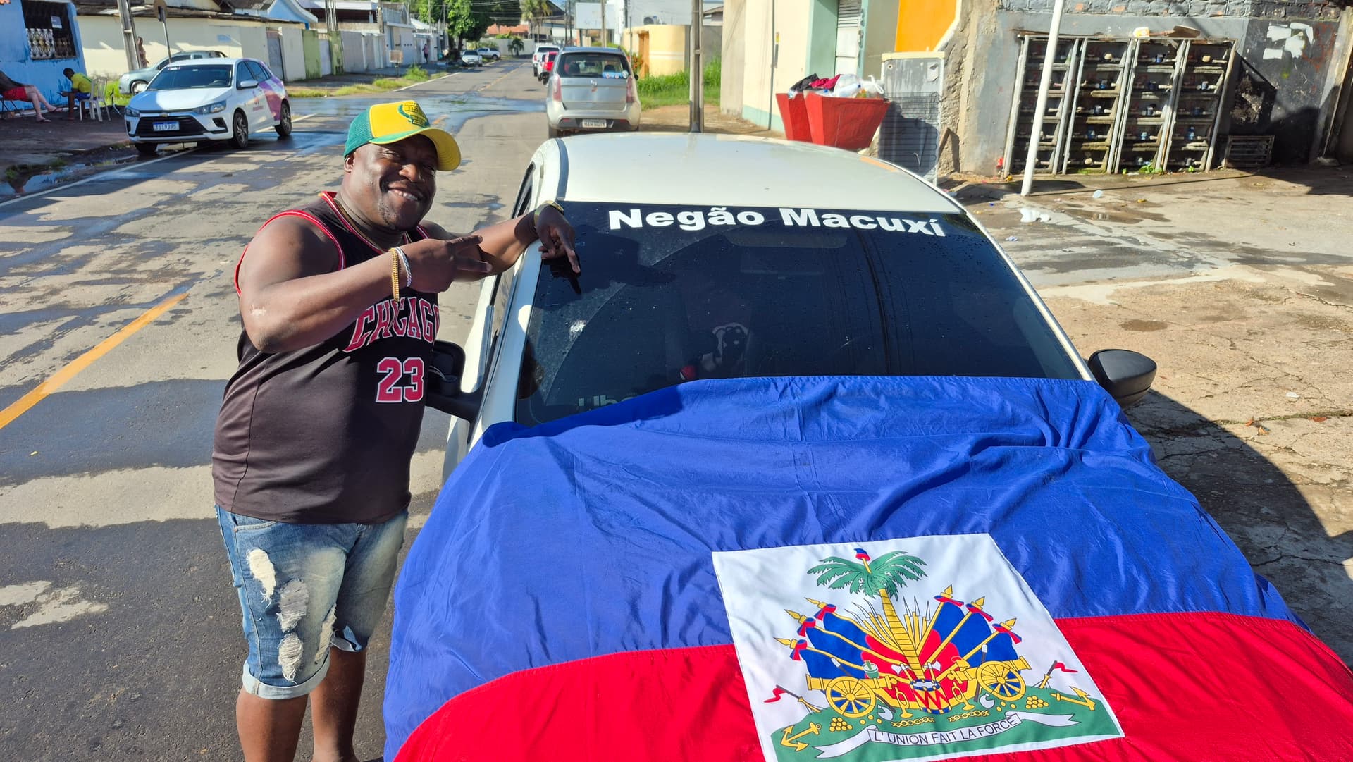 Bandeira do Haiti tremula ao lado da bandeira do Brasil em varanda de casa no bairro Pricumã, em Boa Vista.